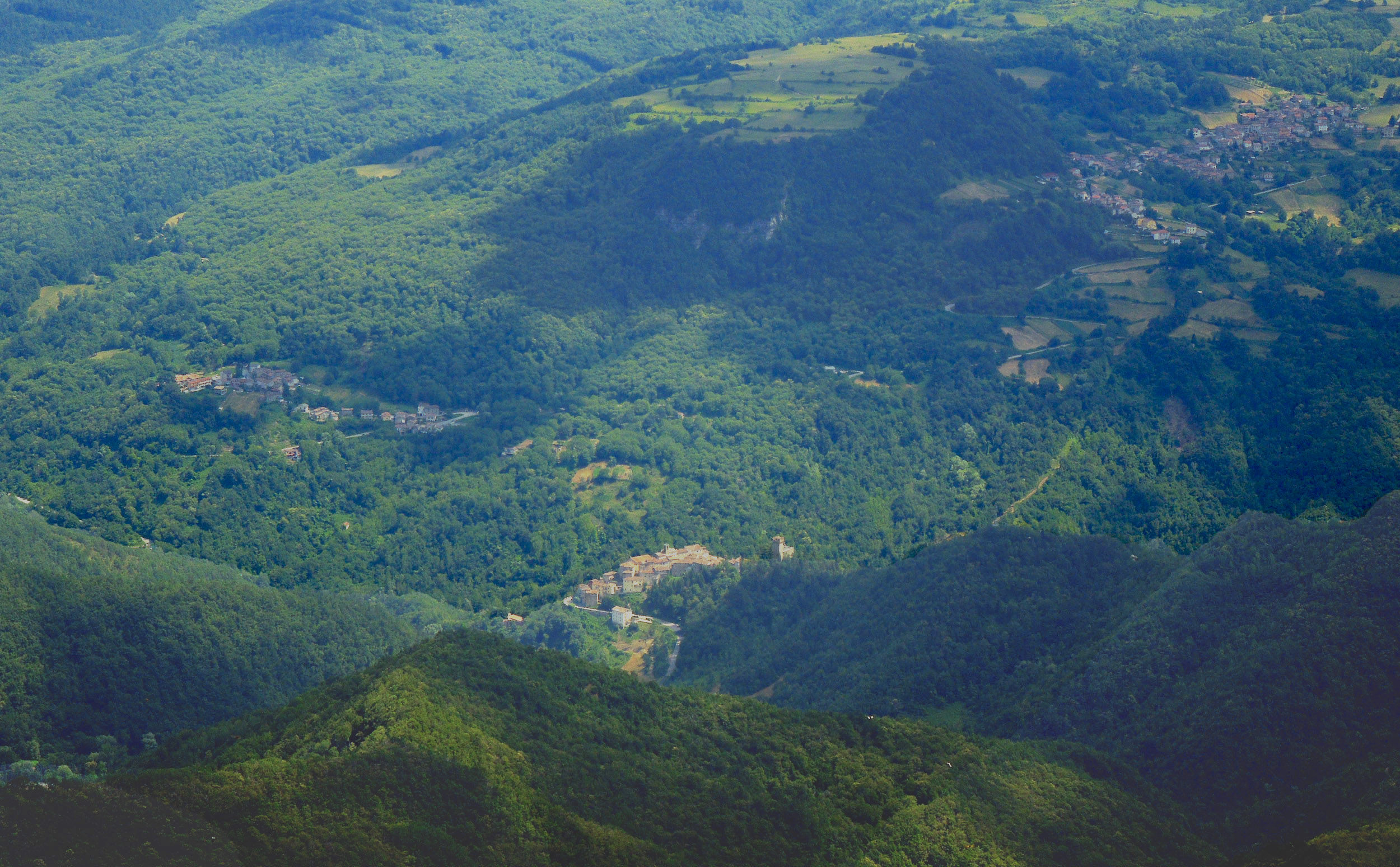 Arquata_del_Tronto_-_panorama_dal_Monte_Vettore Arquata del Tronto: splendidi itinerari tra la natura