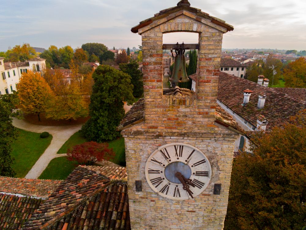 Cordovado005 L'autunno a Cordovado, tra i i colori delle Sophore Joponiche Durante il periodo autunnale, i colori prendono possesso della parte medievale di Cordovado