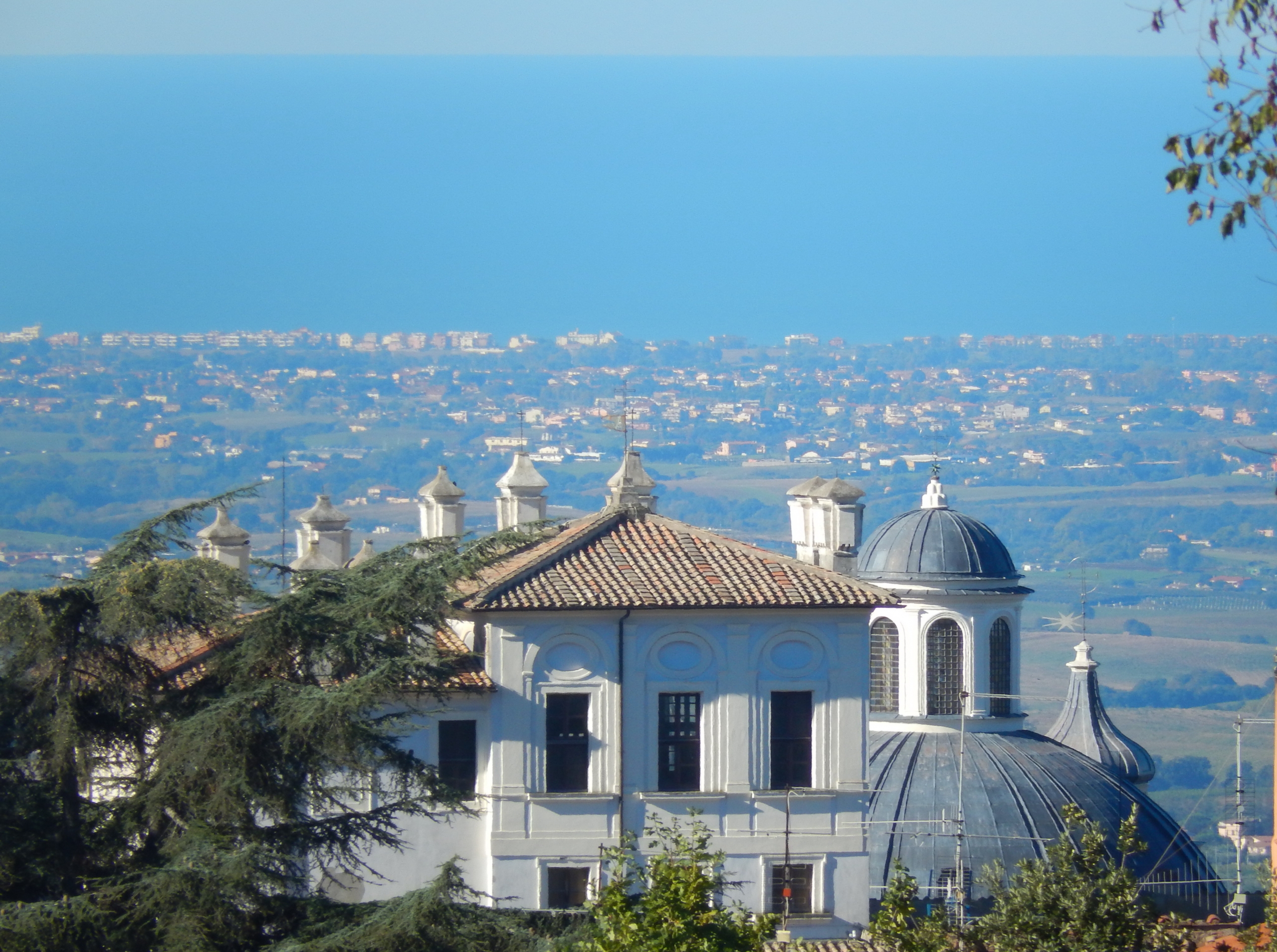Palazzo_Chigi_cupola_della_Collegiata_S._Maria_Assunta_litorale_laziale_-_Ariccia_-_RM_-_Italia-scaled Palazzo Chigi ad Ariccia: il barocco pochi passi da Roma