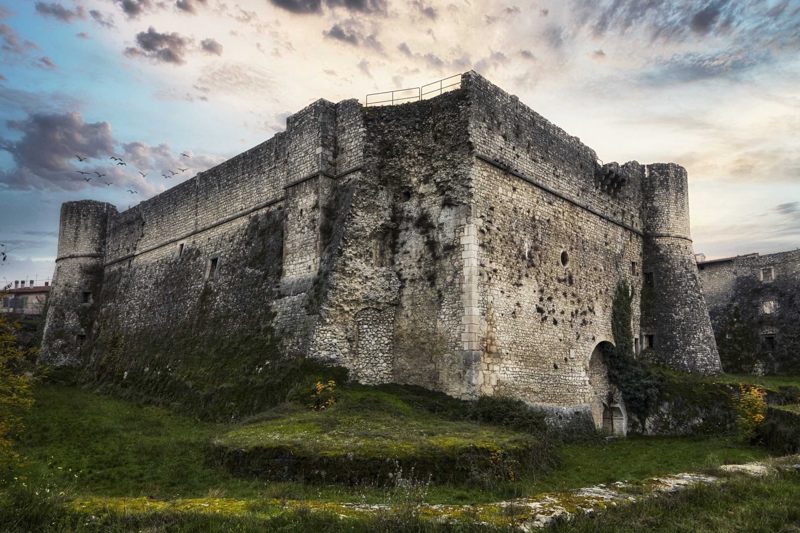 ORTUCCHIO-fossato-castello-scaled